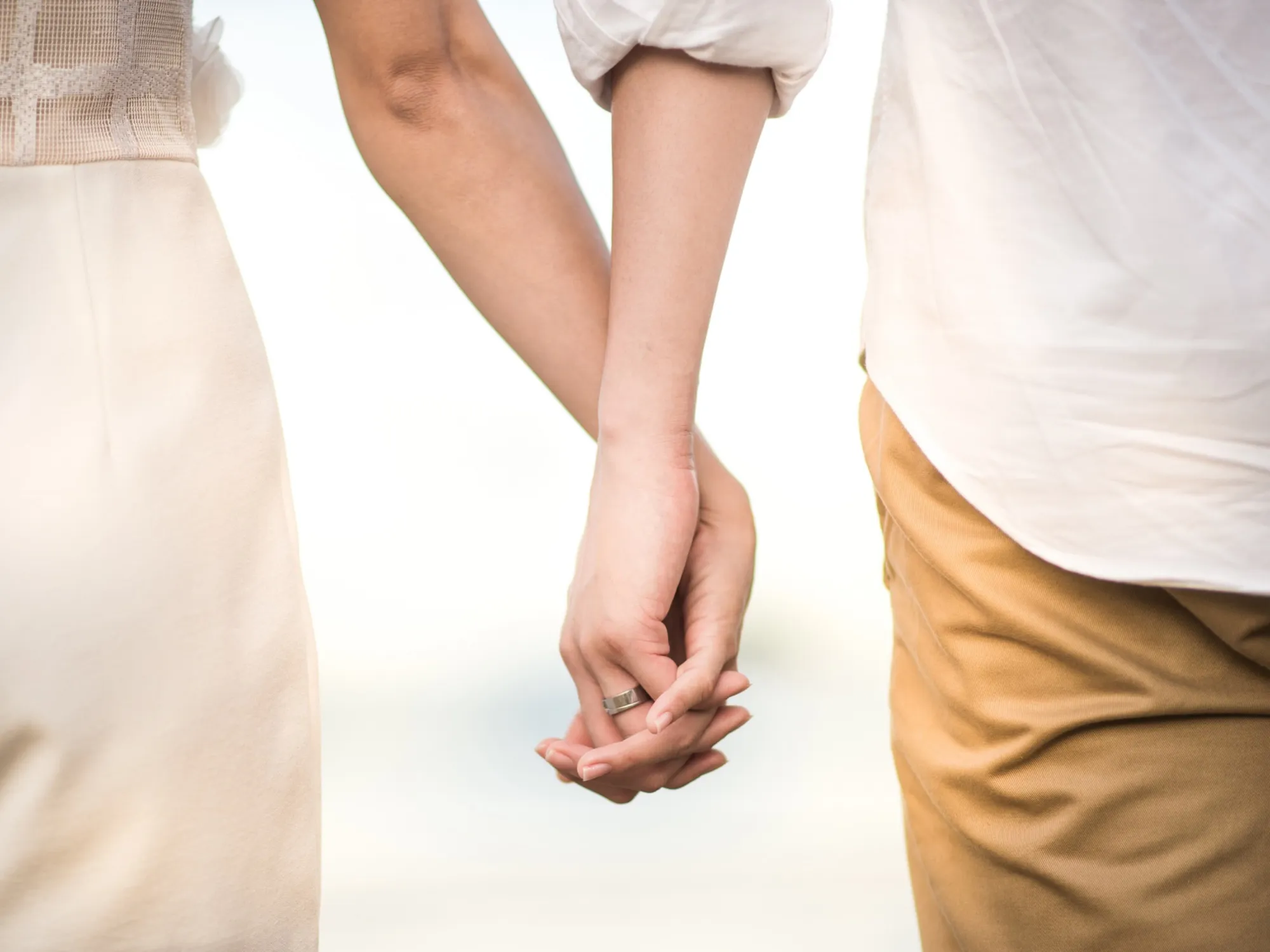 Deux mains qui se tiennent, symbole du lien dans le couple